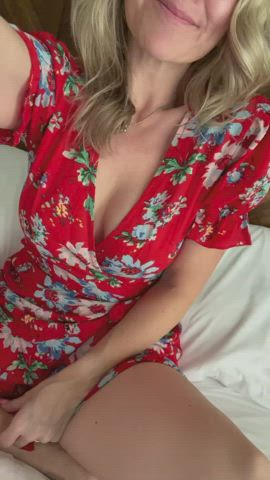 Dress Lips MILF Mom snatch cunt Lips pussy Spread Smile Upskirt Porn GIF