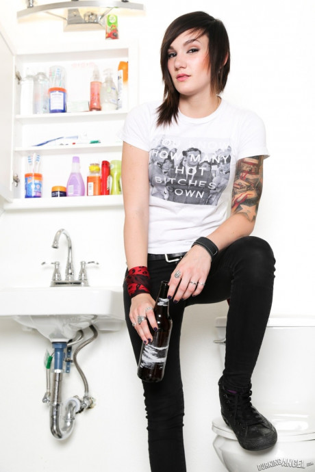 Leggy Lesbian Goth Nikki Hearts Enjoys Beer Naked Pussy Reveal In The Fet