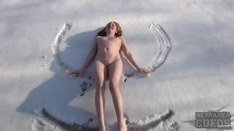 Hottie First Time Girl Playing In The Snow Xnxx