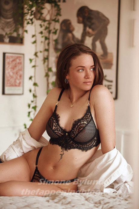 Simone Bylund Fitnudegirls